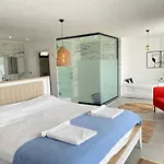 Ari Villa *